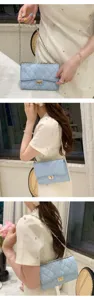 Hellblaue gesteppte Umhängetasche mit Kette und eleganter Schließe für täglichen Stil.