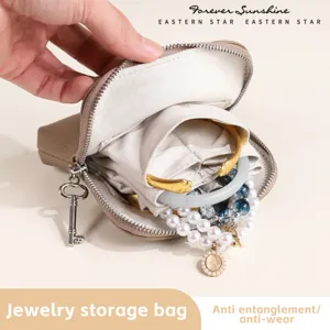 Tragbare Schmuckaufbewahrungetasche mit Ledertextur fur Armbander Ringe und Kosmetik unterwegs.