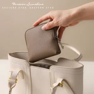 Hochwertige Schmucktasche aus Rindslederoptik mit Reissverschluss fuer kompakte Aufbewahrung.