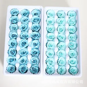 Geconserveerde rozen lichtblauw in doos voor DIY handwerk en bloemstukken decoratie.