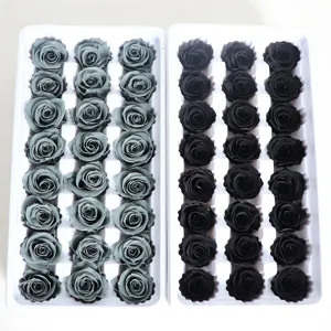 Geconserveerde rozenknoppen in doos, grijze en zwarte eeuwige bloemen voor DIY boeketten.