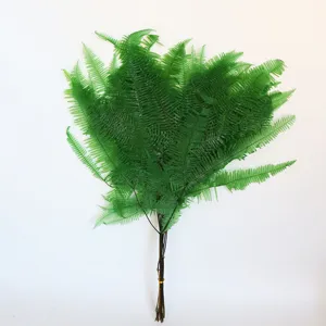 Primo piano di mazzo di foglie di felce verde artificiale per decorazioni floreali.