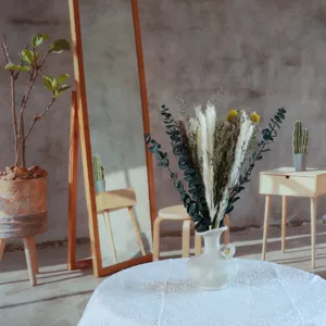 Bouquet di fiori di canna secchi naturali decorazione casa in vaso ceramica bianco.