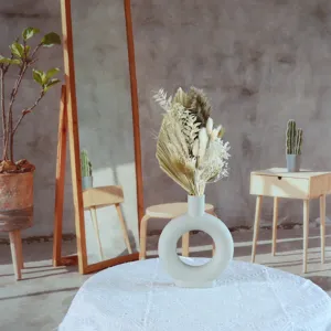 Fiori di canna secchi decorazione domestica composizione floreale in vaso di ceramica moderno.