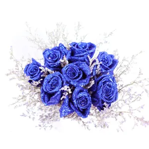 Detailaufnahme des blauen Glitzer Trockenrosenstrausses mit feinen dekorativen Füllblumen.