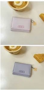 Portafoglio trifold carino da donna con ricamo di simpatici cartoni animati e mini ciondolo.