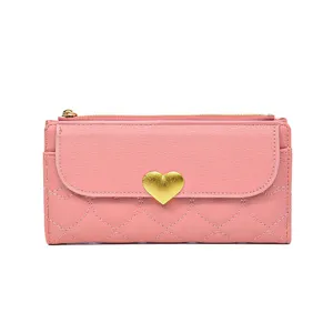 Portefeuille long femme rose avec fermoir cœur et matelassé, pochette téléphone élégante.