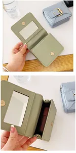 Gedetailleerd overzicht van de kleine mini leren crossbodytas met spiegeltje en lippenstift.