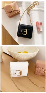 Gedetailleerd overzicht van mini PU lederen crossbody tas met metalen ketting en gesp.