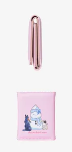 Nahaufnahme der süßen rosa kurzen Geldbörse mit niedlichem Schneemann und Tiergrafik Design.