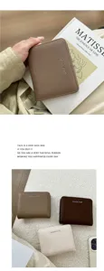 Kompakte Geldbörse mit Litschi-Struktur für Karten und Münzen, minimalistisches Design.