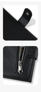 Nahaufnahme des schwarzen Leder Reisepasshalters mit Druckknopf und der praktischen Münztasche.