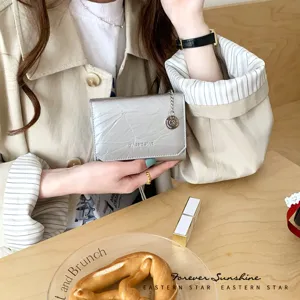 Minimalistisch PU Leder Dreifach Gefaltet Brieftasche Für Damen Riss Textur Kurz Portemonnaie Mit Metallkette Rund Anhänger Kartenfach Reißverschluss Tasche