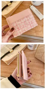 Porte-cartes rose en tweed détail, portefeuille matelassé chic avec poche zippée.