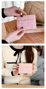 Portefeuille rose en tweed en gros plan, design élégant en patchwork de tissu avec fermeture éclair.