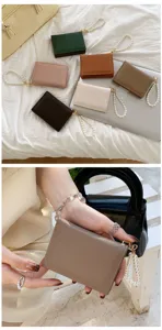 Minimalistische Litschimuster PU Leder Damen Geldbörse Kartenetui mit Perlenarmband Detail.