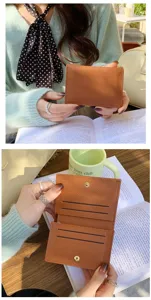 Minimalistisches braunes PU-Leder-Kartenetui Detailansicht mit Textur und Druckknopfverschluss.