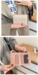 Vue détaillée du porte-cartes chic en tweed et cuir PU, avec plusieurs fentes et une fermeture éclair.