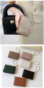 Damen Geldbörse mit Litschi Muster PU Leder kurze Brieftasche mit Perlenkette Kartenetui