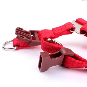 Rote Nylon Haustier Hundegeschirr Leine Nahaufnahme Gurt Schnallen Haustierbedarf Ansicht.
