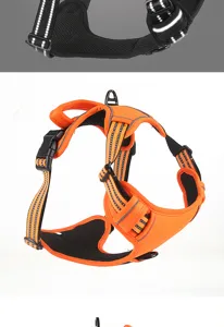 Vue détaillée du harnais pour chien en tissu Oxford orange avec bandes réfléchissantes.