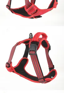 Vue détaillée de harnais pour chien rouge et noir, design anti-traction avec bandes réfléchissantes.