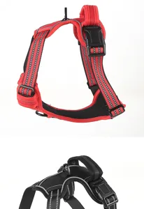 Détail du harnais pour chien en Oxford, design de gilet résistant avec bande et anneau.