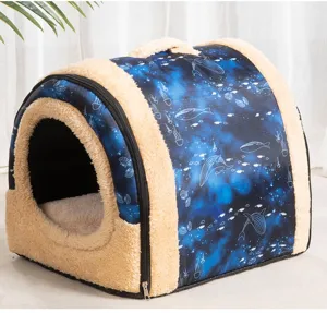 Comoda cuccia semi-chiusa per animali domestici con bordo in peluche e motivo stellato.