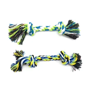 Vista dettagliata del gioco da masticare in corda di cotone colorata con nodi resistenti per cani.