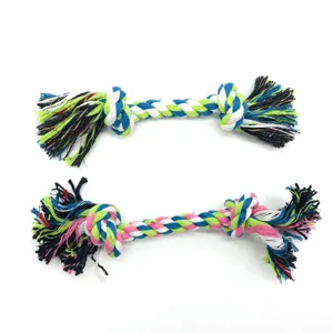 Dettaglio del giocattolo da masticare per cani in corda di cotone colorata, resistente.