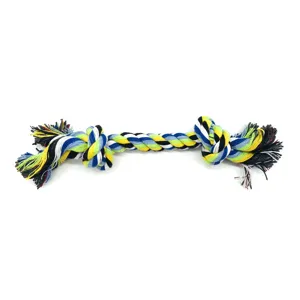 Primo piano dettagliato di un giocattolo resistente in corda di cotone intrecciato per cani.