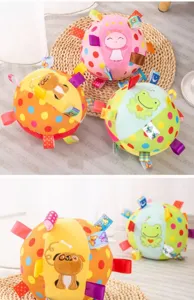 Bolas sensoriales de peluche coloridas para bebés y mascotas con cintas texturizadas y animales.