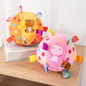 Bola sensorial de felpa para bebés con cintas de color y bonitos bordados de animales.
