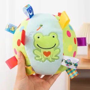 Pelota de juguete sensorial de peluche colorida con bordado de rana y cintas múltiples.