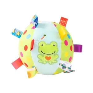 Bola sensorial de felpa con bordado de rana, puntos de colores y cintas interactivas para mascotas.