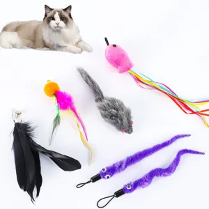 Set di teste di ricambio per giocattoli per gatti, piume colorate e topi peluche interattivi.