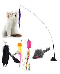 Set di giocattoli per gatti con bacchetta a ventosa, piume e teste di topo in peluche.