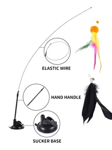 Dettaglio del gioco per gatti con base a ventosa, filo elastico e piume colorate.
