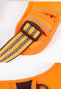 Vue détaillée du harnais pour chien en tissu Oxford, avec bandes réfléchissantes et boucle.