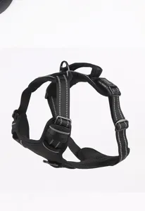 Détail du harnais pour chien anti-traction noir, gilet en mesh avec bandes réfléchissantes.