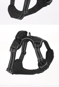 Harnais pour chien en tissu Oxford noir avec bandes réfléchissantes et anneau en D résistant.
