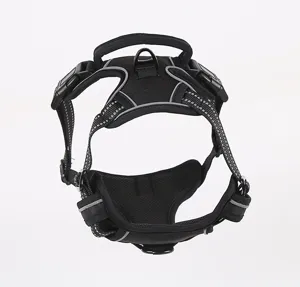 Gros plan sur les détails du harnais pour chien en oxford noir avec bandes réfléchissantes.