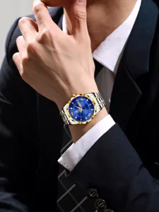 Detaillierte Nahaufnahme der Quarz-Businessuhr für Herren mit blauem Zifferblatt und Metallarmband.