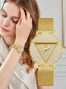 Reloj de cuarzo de lujo con pedrería para mujer con correa de malla dorada y esfera triangular.