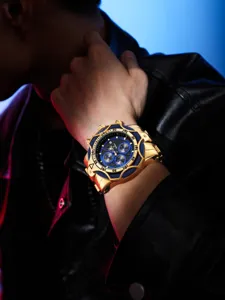 Primer plano detallado de un reloj de hombre lujoso dorado y azul en la muñeca.