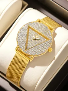 Primer plano del reloj de cuarzo dorado para mujer con esfera redonda brillante de pedrería.
