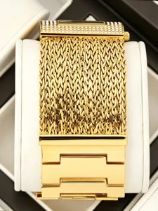 Luxus goldene geflochtene Mesh Armbanduhr fuer Damen mit funkelnder Kristallbuene und Schliesse.