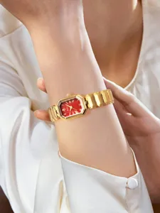Élégante montre à quartz dorée avec cadran rouge vif et bracelet en métal segmenté.