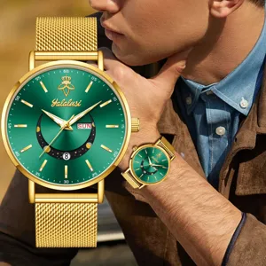Reloj de cuarzo de lujo esfera verde correa malla dorada, vista detallada reloj de mujer elegante.