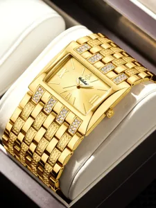 Primer plano de reloj de mujer con esfera cuadrada dorada y brazalete texturizado con estrases.